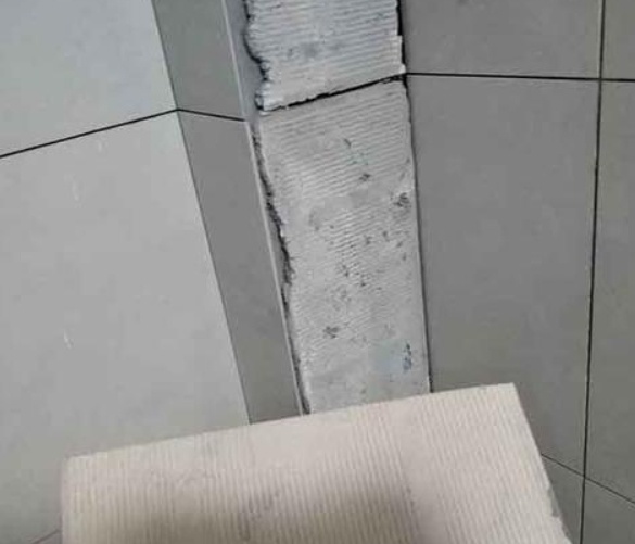 义马瓷砖空鼓维修公司分享下厨房瓷砖脱落的补救措施。